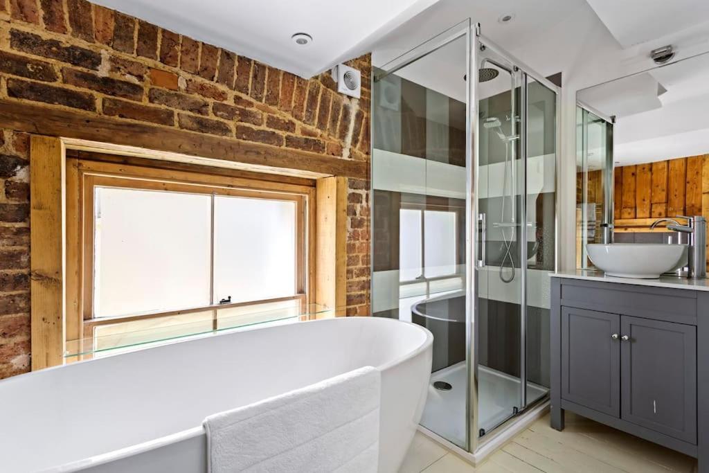 Luxurious Victorian, A Few Minutes From The Beach - Sleeps 2 Adults And Up To 3 Children Apartment St Leonards-on-Sea Екстериор снимка